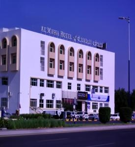 阿尔布亚米阿尔马萨1酒店 的白色的建筑,上面有标志