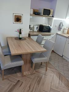 奥帕提亚Studio Luna的厨房配有木桌和椅子