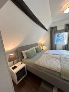 PommernFerienhaus Goldstück wohnen im Weinberg的一间卧室配有一张床、一张沙发和一个窗口