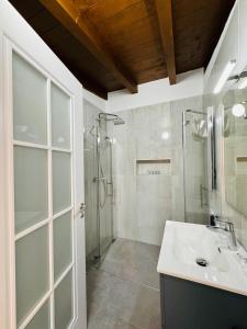 马贝拉Marbella Village的带淋浴和盥洗盆的浴室