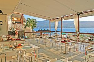 萨摩斯萨莫斯湾加戈海滩酒店的海景餐厅