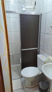 阿尔特杜尚Pousada Cabocla的一间带卫生间和水槽的浴室