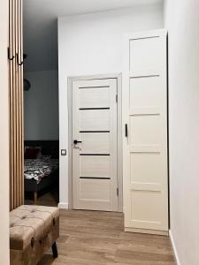 里加CHERRY apartment的卧室的白色门