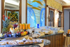 利尼亚诺萨比亚多罗米拉马雷酒店的自助餐,包括水果和其他食物在柜台上