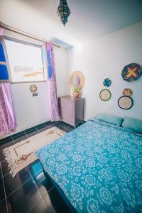 阿加迪尔Moroccan Family House的一间卧室设有蓝色的床和窗户。
