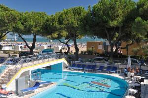 利尼亚诺萨比亚多罗米拉马雷酒店的海滩度假村的游泳池