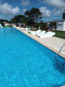 帕塔亚什Slow M'Ocean Villa的庭院里的一个蓝色海水大型游泳池