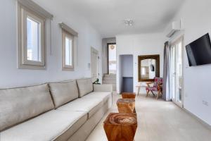 法纳里Villa Cataleya 3 PRIVATE POOL的带沙发和电视的客厅