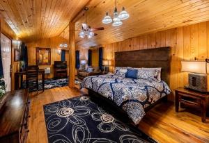 布拉夫沙漠玫瑰小屋度假酒店的卧室配有一张床铺,位于带木墙的房间内