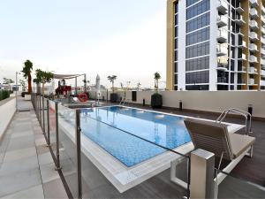 迪拜VESTA - Dubai Residence的建筑物屋顶上的游泳池