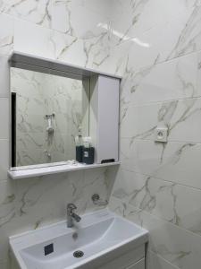 博孔巴耶沃Айкол的白色的浴室设有水槽和镜子