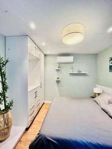 马拉加Continental Space的一间卧室配有一张床和盆栽植物