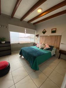 圣巴托洛BAHÍA SUR HOUSE - San Bartolo的一间卧室设有一张床和一个大窗户
