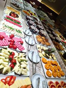 伊斯坦布尔The Omiya Hotel的长桌,长桌里放着不同种类的食物