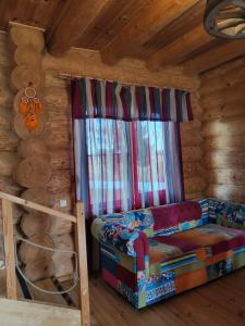 RemteSmuku Muiža的小木屋内一间卧室,配有一张床和一个窗户