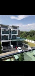 塞贝维New - Villa with Private Pool & Jacuzzi for 20 ppl in Puchong and Cyberjaya的一座大建筑,水中有一条船