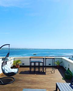 塔兰托A-mare Exclusive Rooms & Suites的一个带桌椅的海景阳台