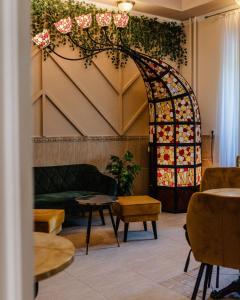 埃格尔科罗纳高级酒店的带沙发和彩色玻璃窗的客厅