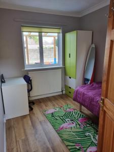 LonghamBeautiful guest house的一间卧室配有床、镜子和地毯
