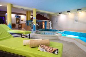 埃格尔科罗纳高级酒店的酒店客房带游泳池以及温泉浴场