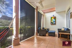 南圣胡安Casa Esperanza SJDS的客厅配有椅子和大窗户