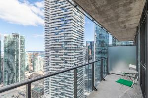多伦多GLOBALSTAY Maple Leaf Square的公寓的阳台享有摩天大楼的景致。