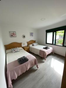 维拉加尔西亚·德·阿劳萨Casa Yanira的一间卧室设有两张床和窗户。