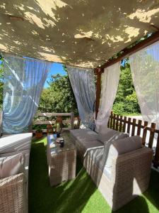 桑加拉达Marios guesthouse Pelion的天井配有沙发、椅子和桌子