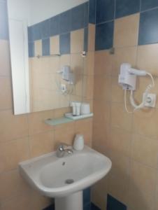 卡沃斯托尼的旅馆的一间带水槽和镜子的浴室
