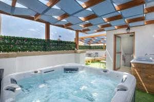 科斯镇Casa Dell Artista with private jacuzzi的一个带屋顶的庭院内的热水浴池