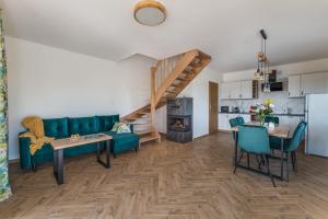 GrywałdDomki Pieniny的一间带绿色沙发的客厅和一间厨房