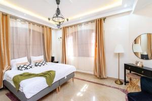 马拉喀什Zine Villa Guest House的一间卧室配有一张床和镜子