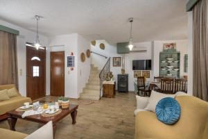 科斯镇Casa Dell Artista with private jacuzzi的客厅配有两张沙发和一张桌子