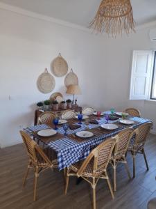 蒙塔吉尔Moradia de férias Casa do Chorão - Montargil的餐桌、椅子和蓝白格格子桌布