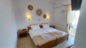 迈加洛丘里Hotel Beach Amaryllis的一间卧室配有两张单人床。