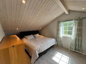 弗加尔巴卡Fjällbacka Premium Living - Wonderful Location的一间卧室设有一张床和一个大窗户