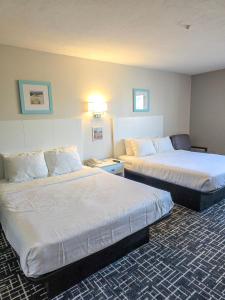 海恩尼斯Heritage House Inn的一间酒店客房,房间内设有两张床