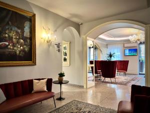 梅拉诺Windsor Merano Hotel & Suites的客厅配有沙发和桌子