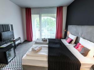 包道乔尼托毛伊邦尼欧拜德埃格萨米酒店的酒店客房设有两张床和电视。