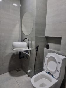 马累Resting View的浴室设有白色的卫生间和镜子