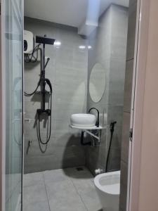 马累Resting View的带淋浴、卫生间和镜子的浴室