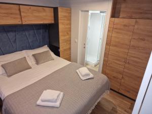 科兰Olive Mobile Home, Terra Park SpiritoS的一间卧室配有一张床,上面有两条毛巾