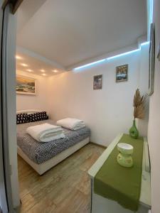 科托尔Villa Nikola的一间小卧室,配有一张床和一张桌子