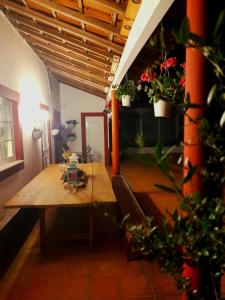 布拉加Quinta da Maínha - Charming Houses的一间设有木桌和一些植物的用餐室