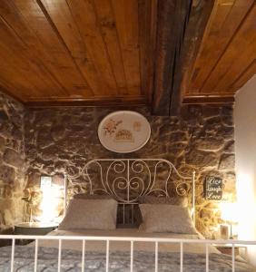 布拉加Quinta da Maínha - Charming Houses的石墙房间内的一张床位