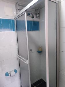 比亚维森西奥Hotel Najjez的浴室里设有玻璃门淋浴