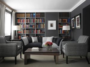 伦敦菲尔姆戴尔酒店集团多塞特广场酒店的客厅配有两张沙发和一张咖啡桌