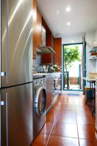 柯米拉斯Apartamento en Comillas_Rovacias guest house的厨房配有不锈钢冰箱和洗碗机