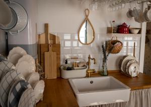 里约克维La Esencia的厨房配有白色水槽和镜子