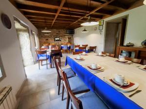 MiñortosCasa do Fieiro的一间配备有蓝色桌子和椅子的用餐室